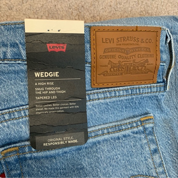 Levi’s Women’s Wedgie Blue Jeans High Rise Tapered Leg Size 30 Button Fly - Picture 4 of 7